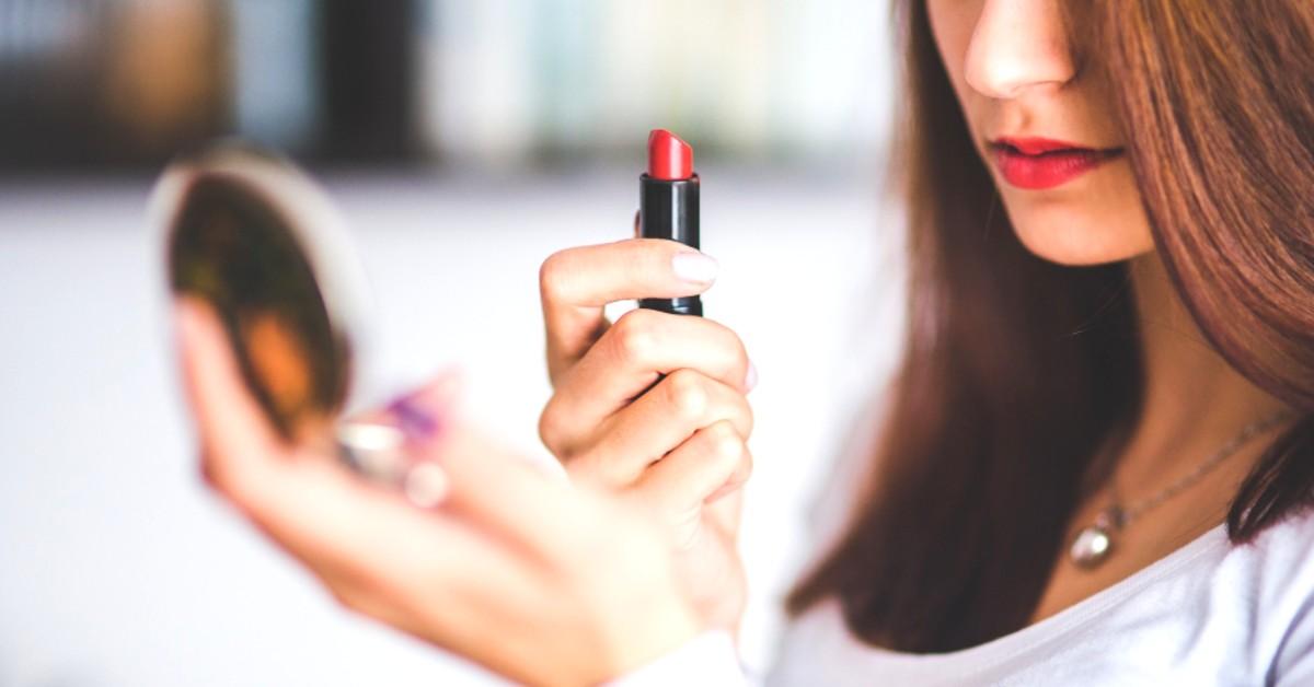 লিপস্টিক ব্যবহারের টিপস ও ট্রিকস &#8211; How To Apply Lipstick In Bengali