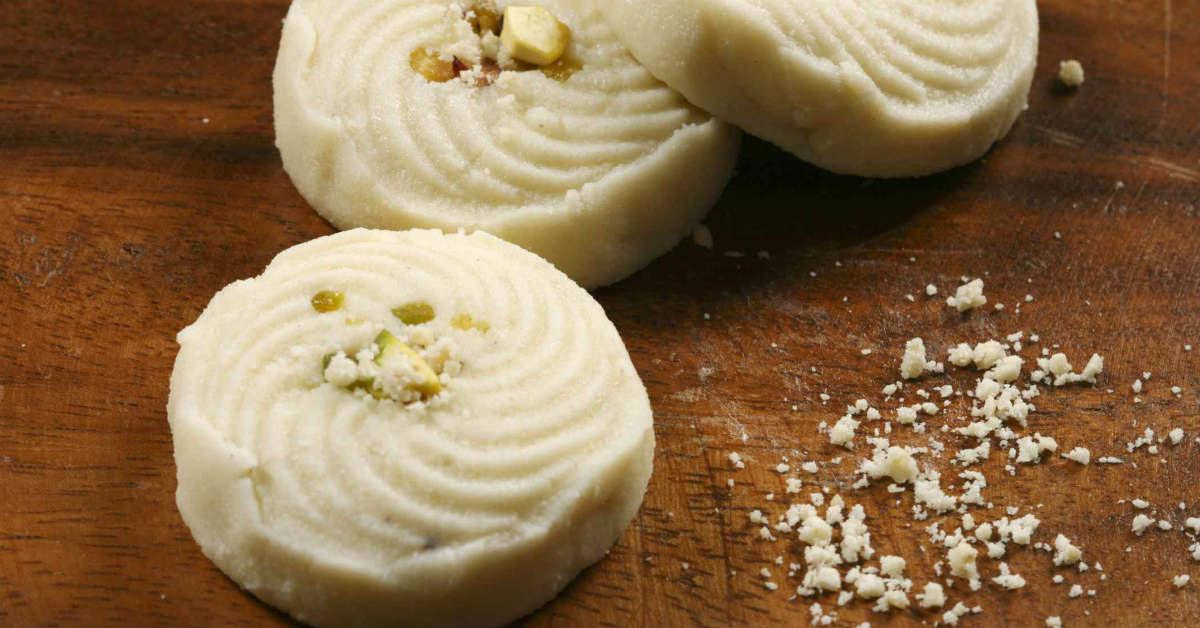 চটজলদি বাড়িতেই তৈরি করে নিন সন্দেশ! (bengali sandesh recipe)