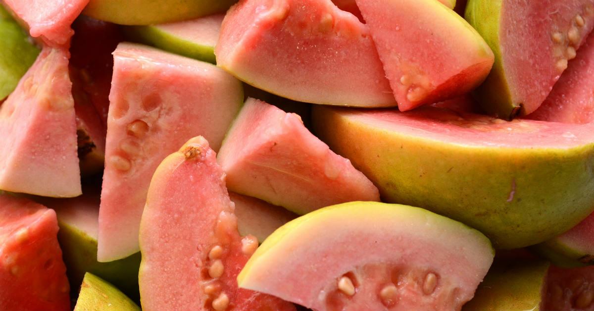 রোজ পেয়ারা খাওয়া উচিত কেন জানা আছে? (health benefits of guava)
