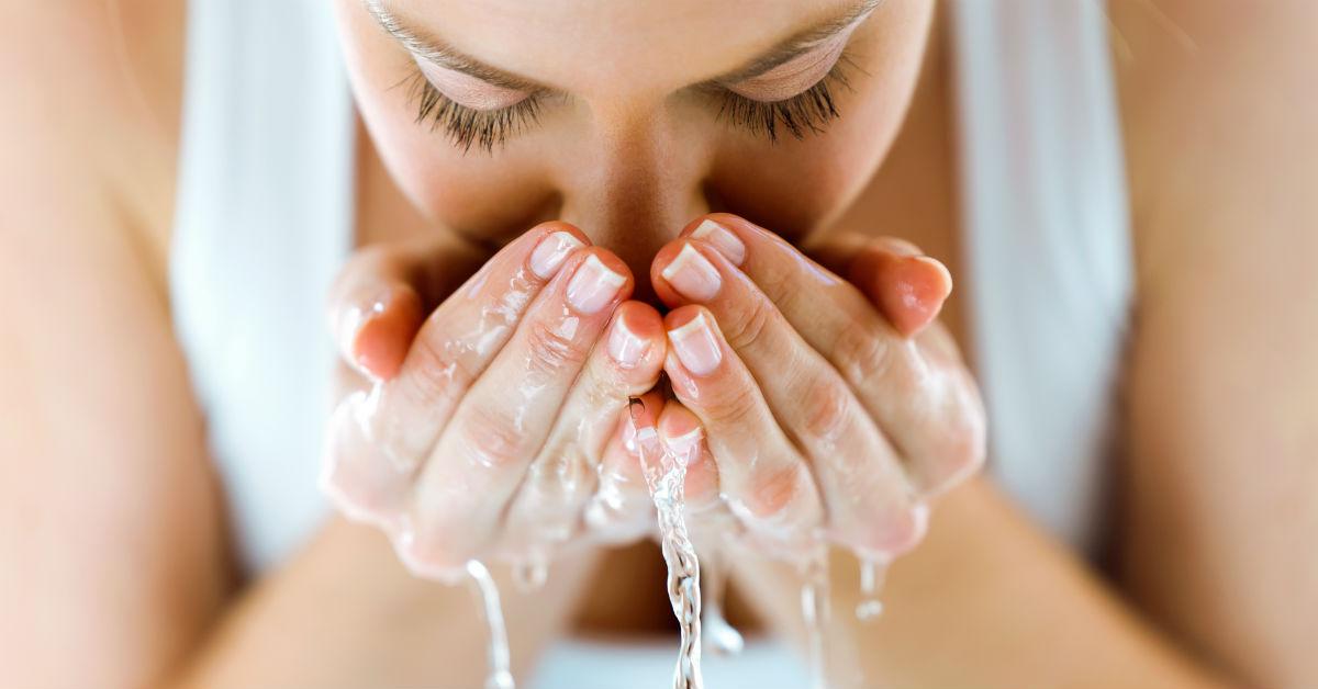ত্বকের সৌন্দর্য বাড়ে ঠান্ডা জলে মুখ ধুলে! (beauty benefits of washing face with cold water)